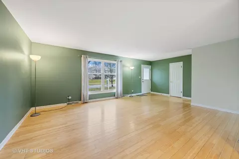 Living - 117 W Bailey Rd, Naperville, IL 60565 photo 3 of 4