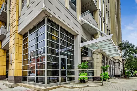 700 N Larrabee St #1006, Chicago, IL 60654