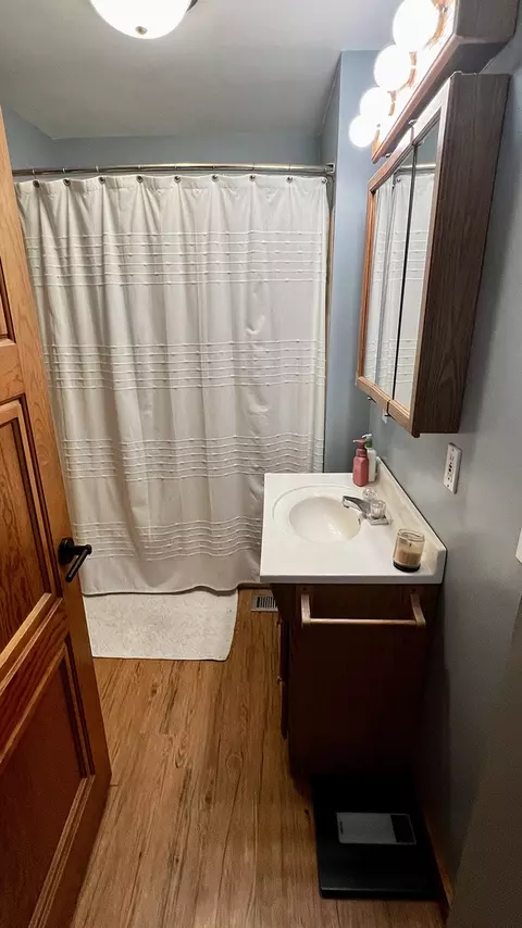 Bath - 412 E Wall St, Morrison, IL 61270 photo 1 of 2