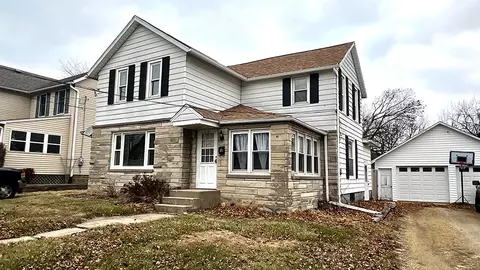 412 E Wall St, Morrison, IL 61270