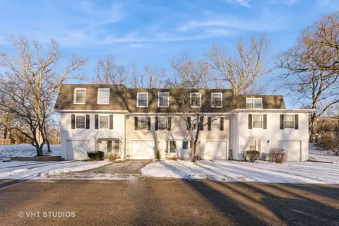 42 Forest Ln, Cary, IL 60013