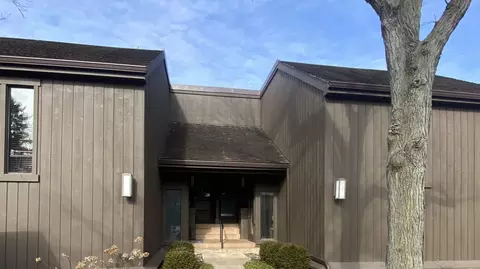329 Woodview Rd #B, Lake Barrington, IL 60010