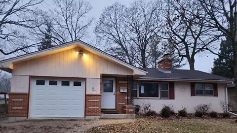 952 Charles Ave, Winthrop Harbor, IL 60096