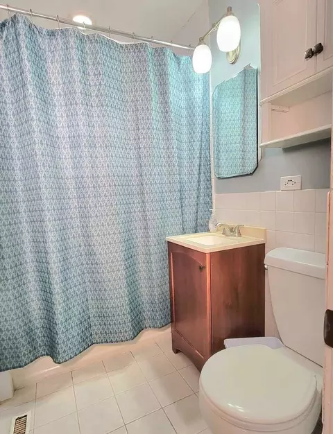 Bath - 705 W Dowell Rd, Mchenry, IL 60051 photo 2 of 2