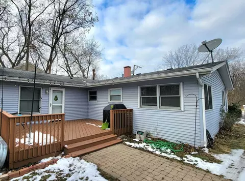 Exterior - 705 W Dowell Rd, Mchenry, IL 60051 photo 2 of 4