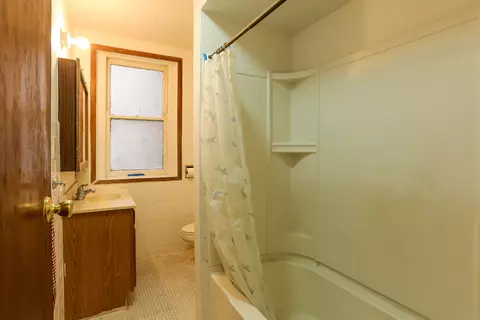 Bath - 2012 W Greenleaf Ave, Chicago, IL 60645 photo 1 of 2