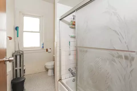 Bath - 2012 W Greenleaf Ave, Chicago, IL 60645 photo 2 of 2