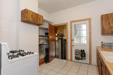 Kitchen - 2012 W Greenleaf Ave, Chicago, IL 60645 photo 3 of 4
