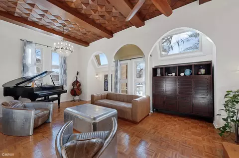 Living - 1158 E 49th St, Chicago, IL 60615 photo 2 of 6