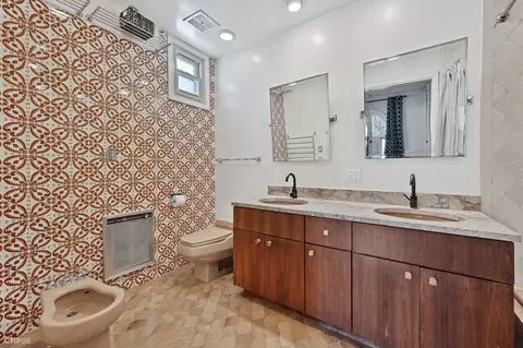 Bath - 1158 E 49th St, Chicago, IL 60615 photo 2 of 6