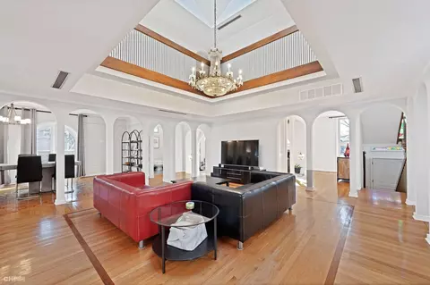 Living - 1158 E 49th St, Chicago, IL 60615 photo 4 of 6