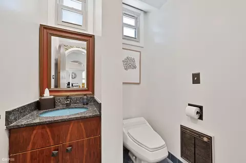 Bath - 1158 E 49th St, Chicago, IL 60615 photo 1 of 6