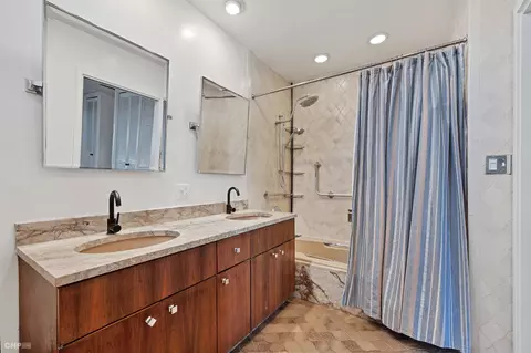 Bath - 1158 E 49th St, Chicago, IL 60615 photo 3 of 6
