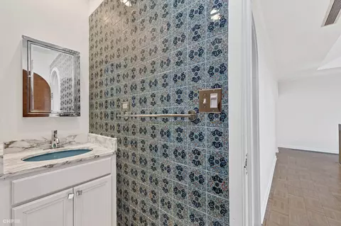 Bath - 1158 E 49th St, Chicago, IL 60615 photo 4 of 6