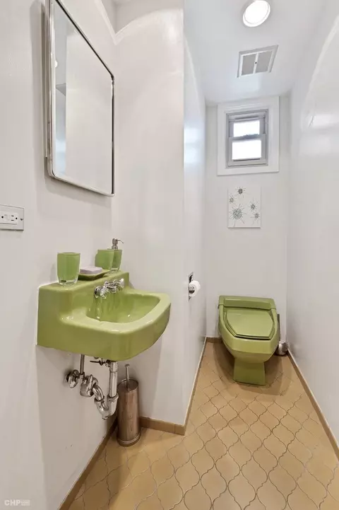 Bath - 1158 E 49th St, Chicago, IL 60615 photo 6 of 6