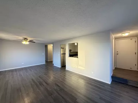 Living - 197 Gregory St #13, Aurora, IL 60504 photo 2 of 4