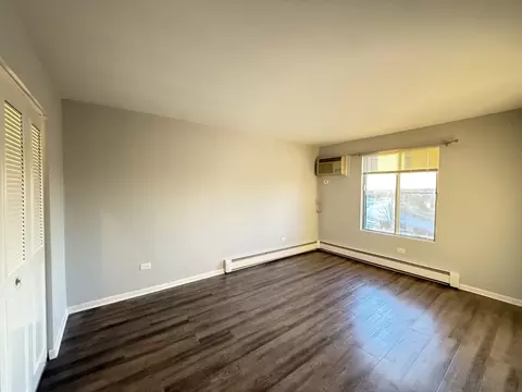 Living - 197 Gregory St #13, Aurora, IL 60504 photo 4 of 4