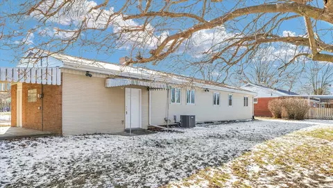 Exterior - 1906 Garling Dr, Bloomington, IL 61701 photo 2 of 5
