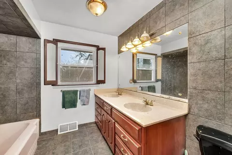 Bath - 2414 Suffolk Ln, Joliet, IL 60433 photo 2 of 2