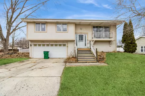 157 Greenway Dr, Bloomingdale, IL 60108