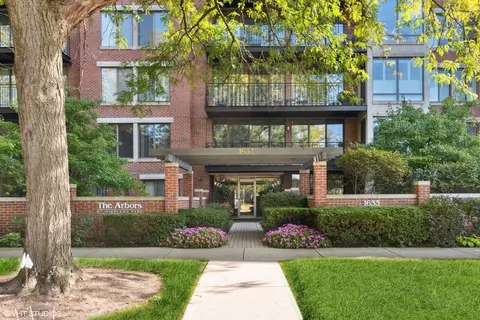 1633 2nd St #104, Highland Park, IL 60035