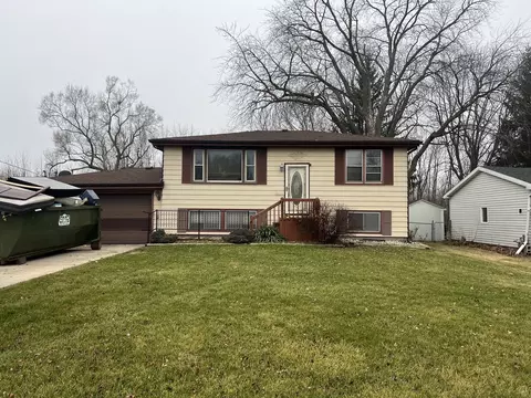 605 Maple Ln, Sterling, IL 61081