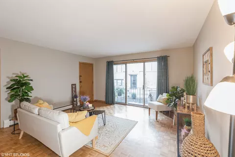 Living - Undisclosed, Chicago, IL 60643 photo 3 of 4