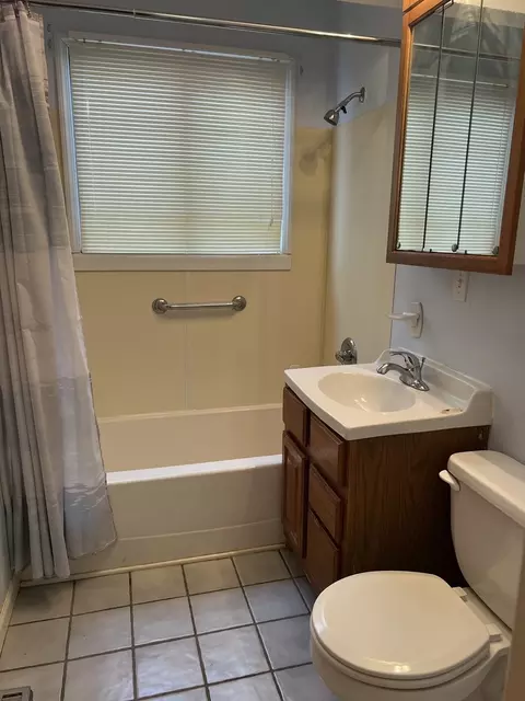 Bath - 2108 E 7th St, Sterling, IL 61081 photo 1 of 1