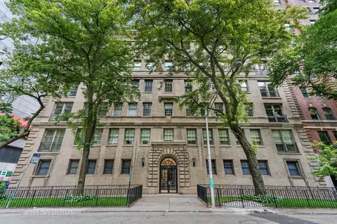 200 E Pearson St #2E, Chicago, IL 60611