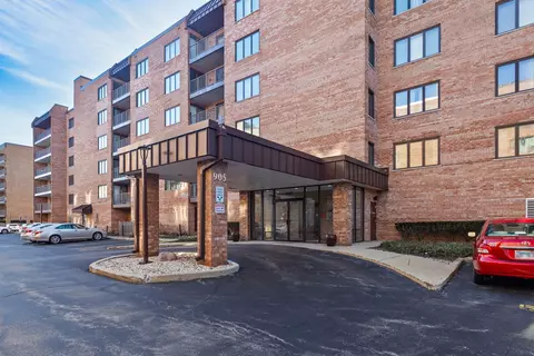 905 Center St #206, Des Plaines, IL 60016