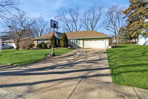 712 S Braintree Dr, Schaumburg, IL 60193