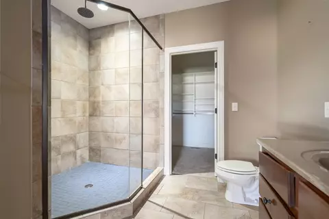 Bath - 2704 Piney Run, Bloomington, IL 61705 photo 2 of 5