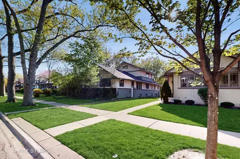 827 N Grove Ave, Oak Park, IL 60302