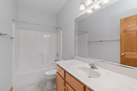 Bath - 2780 Harnish Dr, Algonquin, IL 60102 photo 2 of 3