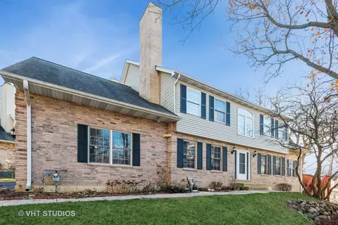 1370 Laurel Oaks Dr, Streamwood, IL 60107