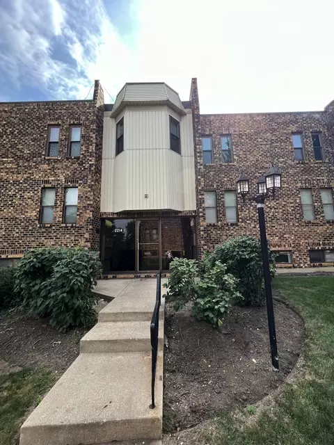2214 Country Club Dr #21A, Woodridge, IL 60517