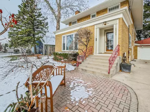 205 E Jefferson Ave, Wheaton, IL 60187