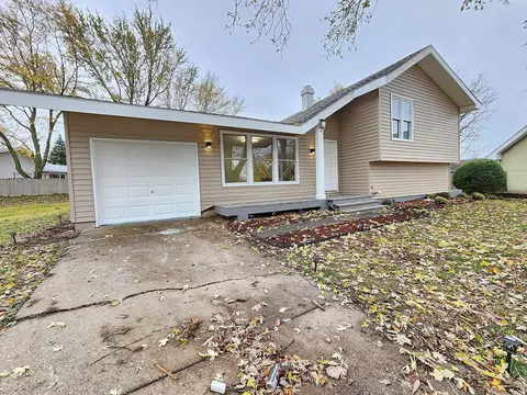 221 Blackhawk Pl, Bolingbrook, IL 60440