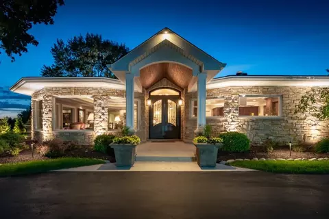 25890 W Crest Hill Dr, Barrington, IL 60010
