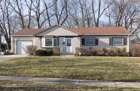 592 Devonshire Ln, Crystal Lake, IL 60014