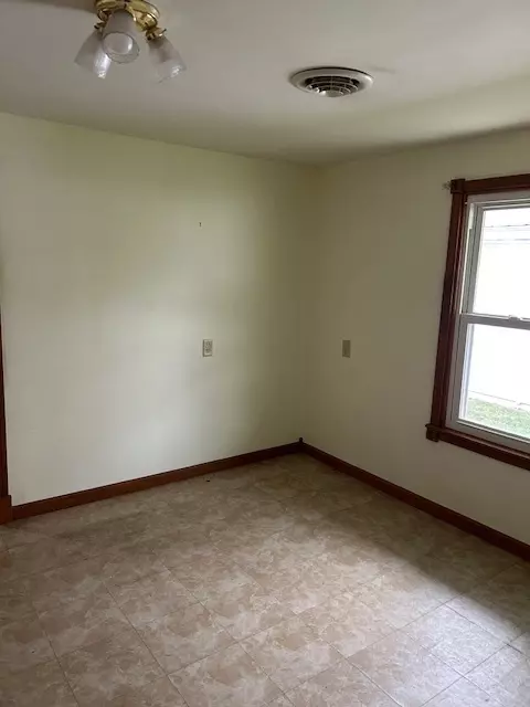 624 E Blackburn St, Paris, IL 61944 photo 2