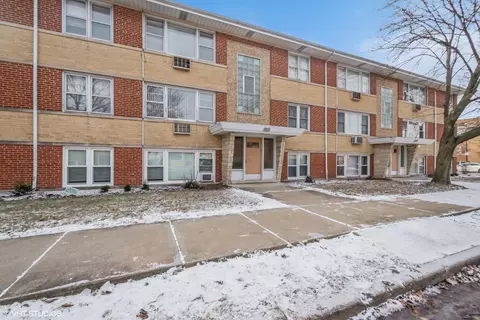 5729 W Higgins Ave #203, Chicago, IL 60630