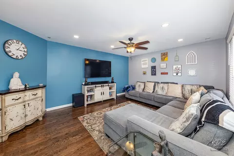Living - 3185 Bennett Pl, Aurora, IL 60502 photo 4 of 8