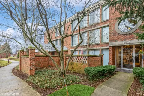 8050 Arbor Ln #203, Northfield, IL 60093