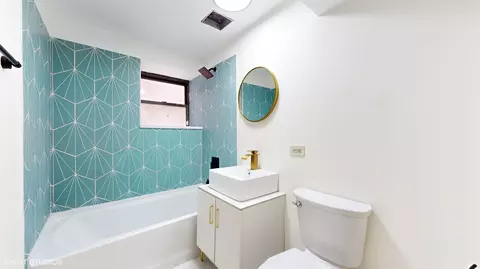 Bath - 112 E 50th St #1W, Chicago, IL 60615 photo 3 of 3
