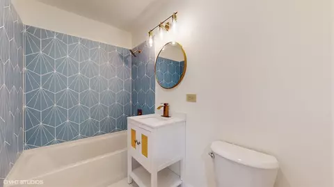 Bath - 112 E 50th St #1W, Chicago, IL 60615 photo 1 of 3