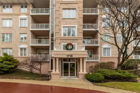 1715 Pavilion Way #301, Park Ridge, IL 60068