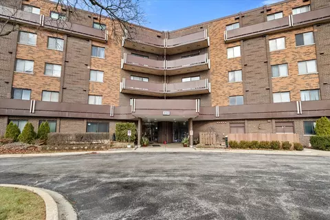 850 Wellington Ave #303, Elk Grove Village, IL 60007