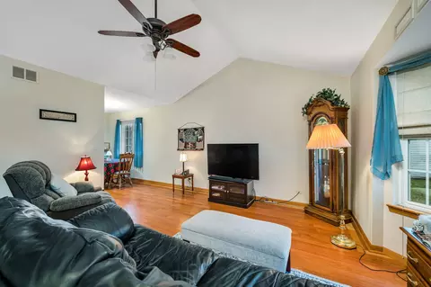 2585 Cambridge Dr, Morris, IL 60450 photo 5