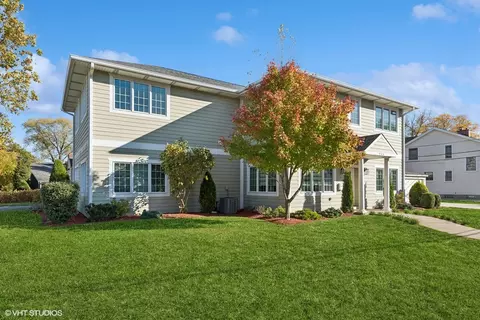 945 Florence Dr, Park Ridge, IL 60068